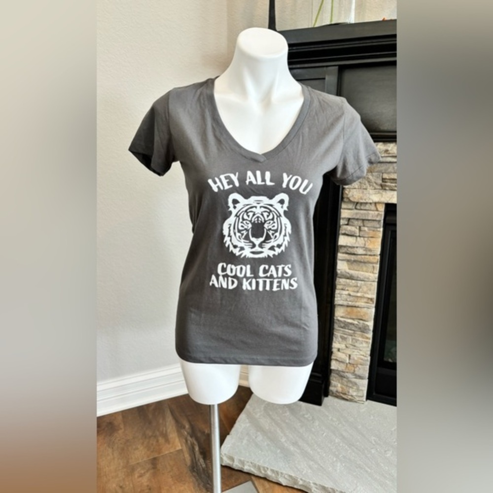 Grey V-Neck "Hey All You Cool Cats and Kittens" Women's M Short sleeve T-shirt
